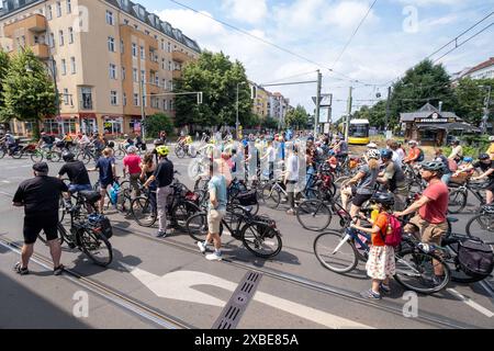 Fahrradfahrer in Berlin-Pankow bei der jährlichen Fahrrad-Sternfahrt des Allgemeinen Deutschen Fahrradclubs ADFC durch Berlin- mit der Sternfahrt unter dem Motto alle auf s Rad fordern tausende Fahrradfahrer mehr Sicherheit für Radfahrende im Straßenverkehr und einen Ausbau der Radverkehrswege. / Radfahrer in Berlin-Pankow bei der jährlichen Fahrradrallye des Allgemeinen Deutschen Fahrrad Clubs ADFC durch Berlin - unter dem Motto jeder auf dem Fahrrad fordern Tausende von Radfahrern mehr Sicherheit für Radfahrer im Straßenverkehr und einen Ausbau der Radwege. Sternfahrt der Fahrradfah Stockfoto