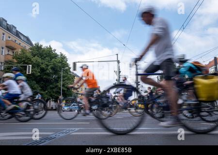 Fahrradfahrer in Berlin-Pankow bei der jährlichen Fahrrad-Sternfahrt des Allgemeinen Deutschen Fahrradclubs ADFC durch Berlin- mit der Sternfahrt unter dem Motto alle auf s Rad fordern tausende Fahrradfahrer mehr Sicherheit für Radfahrende im Straßenverkehr und einen Ausbau der Radverkehrswege. / Radfahrer in Berlin-Pankow bei der jährlichen Fahrradrallye des Allgemeinen Deutschen Fahrrad Clubs ADFC durch Berlin - unter dem Motto jeder auf dem Fahrrad fordern Tausende von Radfahrern mehr Sicherheit für Radfahrer im Straßenverkehr und einen Ausbau der Radwege. Sternfahrt der Fahrradfah Stockfoto