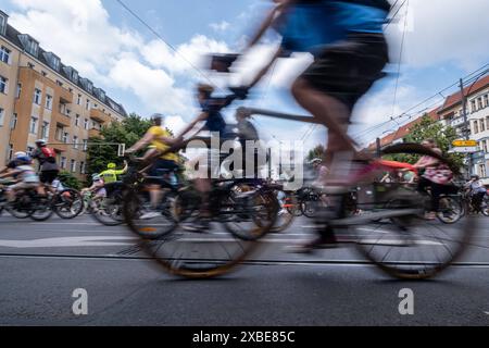 Fahrradfahrer in Berlin-Pankow bei der jährlichen Fahrrad-Sternfahrt des Allgemeinen Deutschen Fahrradclubs ADFC durch Berlin- mit der Sternfahrt unter dem Motto alle auf s Rad fordern tausende Fahrradfahrer mehr Sicherheit für Radfahrende im Straßenverkehr und einen Ausbau der Radverkehrswege. / Radfahrer in Berlin-Pankow bei der jährlichen Fahrradrallye des Allgemeinen Deutschen Fahrrad Clubs ADFC durch Berlin - unter dem Motto jeder auf dem Fahrrad fordern Tausende von Radfahrern mehr Sicherheit für Radfahrer im Straßenverkehr und einen Ausbau der Radwege. Sternfahrt der Fahrradfah Stockfoto