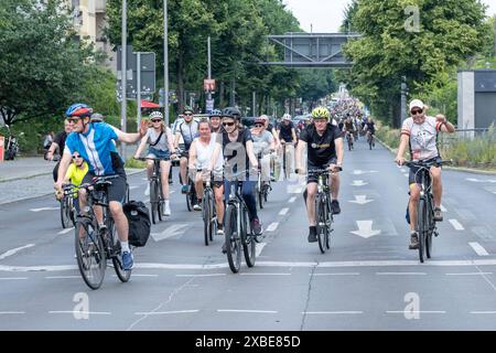 Fahrradfahrer in Berlin-Pankow bei der jährlichen Fahrrad-Sternfahrt des Allgemeinen Deutschen Fahrradclubs ADFC durch Berlin- mit der Sternfahrt unter dem Motto alle auf s Rad fordern tausende Fahrradfahrer mehr Sicherheit für Radfahrende im Straßenverkehr und einen Ausbau der Radverkehrswege. / Radfahrer in Berlin-Pankow bei der jährlichen Fahrradrallye des Allgemeinen Deutschen Fahrrad Clubs ADFC durch Berlin - unter dem Motto jeder auf dem Fahrrad fordern Tausende von Radfahrern mehr Sicherheit für Radfahrer im Straßenverkehr und einen Ausbau der Radwege. Sternfahrt der Fahrradfah Stockfoto