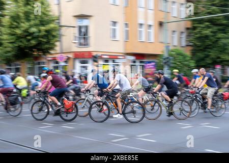 Fahrradfahrer in Berlin-Pankow bei der jährlichen Fahrrad-Sternfahrt des Allgemeinen Deutschen Fahrradclubs ADFC durch Berlin- mit der Sternfahrt unter dem Motto alle auf s Rad fordern tausende Fahrradfahrer mehr Sicherheit für Radfahrende im Straßenverkehr und einen Ausbau der Radverkehrswege. / Radfahrer in Berlin-Pankow bei der jährlichen Fahrradrallye des Allgemeinen Deutschen Fahrrad Clubs ADFC durch Berlin - unter dem Motto jeder auf dem Fahrrad fordern Tausende von Radfahrern mehr Sicherheit für Radfahrer im Straßenverkehr und einen Ausbau der Radwege. Sternfahrt der Fahrradfah Stockfoto