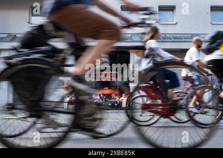 Fahrradfahrer bei der jährlichen Fahrrad-Sternfahrt des Allgemeinen Deutschen Fahrrad Clubs ADFC durch Berlin - mit der Sternfahrt unter dem Motto alle auf s Rad fordern tausende Fahrradfahrer mehr Sicherheit für Radfahrende im Straßenverkehr und einen Ausbau der Radverkehrswege. Rahfahrer passieren die Feuerwache Pankow. / Radfahrer bei der jährlichen Fahrradrallye des Allgemeinen Deutschen Fahrrad Clubs ADFC durch Berlin - bei der Rallye unter dem Motto jeder auf dem Fahrrad fordern Tausende von Radfahrern mehr Sicherheit im Straßenverkehr und eine Erweiterung der Radwege. Radfahrer passieren die Stockfoto