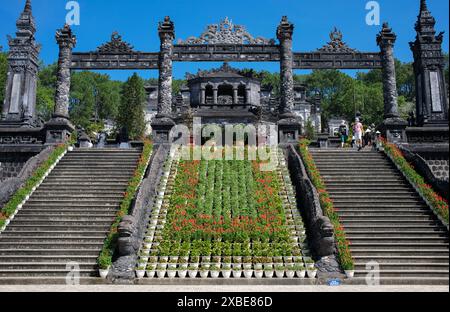 Vietnam: Treppe, die zum Grab von Kaiser Khai Dinh, Hue führt. Kaiser Khải Định (8. Oktober 1885 – 6. November 1925) war der 12. Kaiser der Nguyễn-Dynastie in Vietnam. Sein Name bei seiner Geburt war Prinz Nguyễn Phúc Bửu Đảo. Er war der Sohn des Imperators Đồng Khánh, aber er trat ihm nicht sofort nach. Er regierte nur neun Jahre: 1916 - 1925. Hue war zwischen 1802 und 1945 die kaiserliche Hauptstadt der Nguyen-Dynastie. Die Gräber mehrerer Kaiser liegen in und um die Stadt und entlang des Perfume River. Hue ist ein UNESCO-Weltkulturerbe. Stockfoto