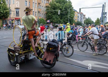 Fahrradfahrer in Berlin-Pankow bei der jährlichen Fahrrad-Sternfahrt des Allgemeinen Deutschen Fahrradclubs ADFC durch Berlin- mit der Sternfahrt unter dem Motto alle auf s Rad fordern tausende Fahrradfahrer mehr Sicherheit für Radfahrende im Straßenverkehr und einen Ausbau der Radverkehrswege. / Radfahrer in Berlin-Pankow bei der jährlichen Fahrradrallye des Allgemeinen Deutschen Fahrrad Clubs ADFC durch Berlin - unter dem Motto jeder auf dem Fahrrad fordern Tausende von Radfahrern mehr Sicherheit für Radfahrer im Straßenverkehr und einen Ausbau der Radwege. Sternfahrt der Fahrradfah Stockfoto