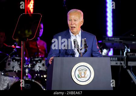 Washington, DC, USA. Juni 2024. US-Präsident Joe Biden spricht am Montag, den 10. Juni, während eines Konzerts auf dem South Lawn des Weißen Hauses in Washington, DC, USA. 2024. im Jahr 2021 unterzeichnete Biden das Gesetz, das den Juneteenth als den neuesten Bundesfeiertag der Nation einführte. Quelle: Ting Shen/Pool über CNP/dpa/Alamy Live News Stockfoto