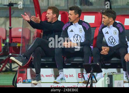 DFB-Cheftrainer Julian Nagelsmann, Bundestrainer, Nationaltrainer, Sandro Wagner, Benjamin Glück, Assistenztrainer DFB im Freundschaftsspiel DEUTSCHLAND - UKRAINE DEUTSCHLAND - UKRAINE in Vorbereitung auf die Europameisterschaft 2024 am 3. Juni 2024 in Nürnberg. Fotograf: Peter Schatz Stockfoto