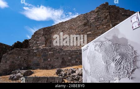 Bergama, Türkei. Mai 2024. Die Ausgrabungsstelle von Pergamon mit einem Standortplan. Quelle: Jens Kalaene/dpa/Alamy Live News Stockfoto