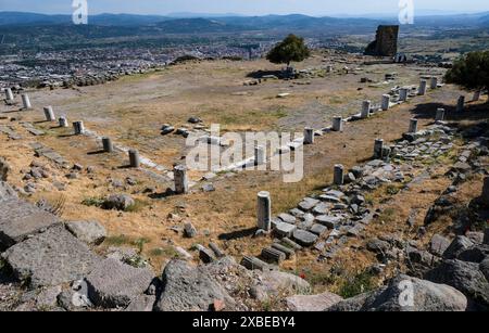 Bergama, Türkei. Mai 2024. Die Ausgrabungsstätte von Pergamon mit dem Platz, auf dem der Zeus und Athena geweihte Pergamonaltar stand, dessen Reliefs mit Genehmigung der osmanischen Regierung nach Berlin gebracht wurden, wo 1907 das erste Pergamonmuseum für sie eröffnet wurde. Die Überreste des Pergamonfrisches sind im Berliner Pergamonmuseum zu sehen, wo die seinerzeit nach Deutschland gebrachten Friesplatten in einer Teilrekonstruktion des Pergamonaltars angebracht sind. Quelle: Jens Kalaene/dpa/Alamy Live News Stockfoto