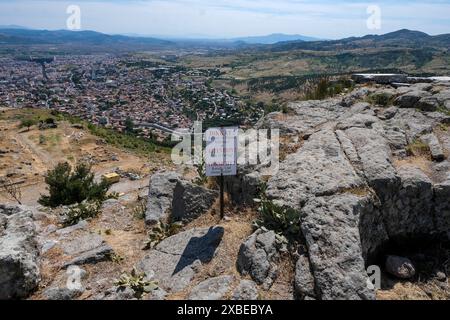 Bergama, Türkei. Mai 2024. Ein Schild mit der Aufschrift "Vorsicht! Rutsch- und Abbruchgefahr!“ An der Ausgrabungsstelle von Pergamon. Quelle: Jens Kalaene/dpa/Alamy Live News Stockfoto