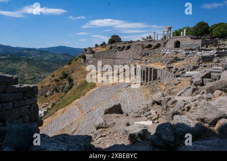 Bergama, Türkei. Mai 2024. Die Ausgrabungsstätte von Pergamon mit dem Trajaneum. Quelle: Jens Kalaene/dpa/Alamy Live News Stockfoto