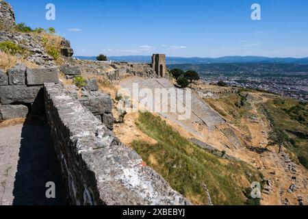 Bergama, Türkei. Mai 2024. Die Ausgrabungsstätte von Pergamon mit dem Hang Theater Credit: Jens Kalaene/dpa/Alamy Live News Stockfoto
