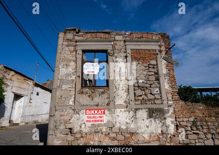 Bergama, Türkei. Mai 2024. Ein Hotel wirbt an einer baufälligen Mauer eines alten Hauses. Quelle: Jens Kalaene/dpa/Alamy Live News Stockfoto