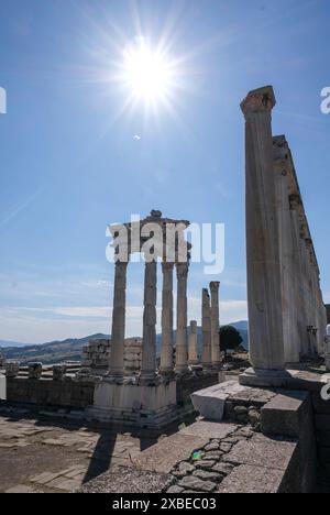 Bergama, Türkei. Mai 2024. Die Ausgrabungsstätte von Pergamon mit dem Trajaneum. Quelle: Jens Kalaene/dpa/Alamy Live News Stockfoto