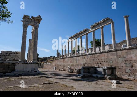 Bergama, Türkei. Mai 2024. Die Ausgrabungsstätte von Pergamon mit dem Trajaneum. Quelle: Jens Kalaene/dpa/Alamy Live News Stockfoto