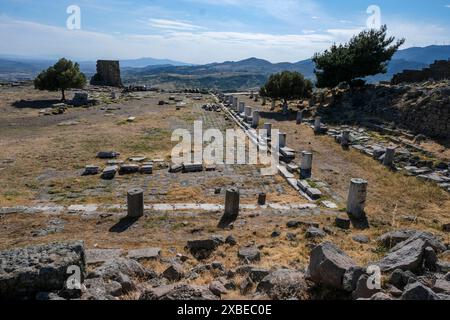 Bergama, Türkei. Mai 2024. Die Ausgrabungsstätte von Pergamon mit dem Platz, auf dem das Heiligtum von Athena und der Pergamonaltar standen, der Zeus und Athena gewidmet war, dessen Reliefs mit Genehmigung der osmanischen Regierung nach Berlin gebracht wurden, wo 1907 das erste Pergamonmuseum für sie eröffnet wurde. Die Überreste des Pergamonfrisches sind im Berliner Pergamonmuseum zu sehen, wo die seinerzeit nach Deutschland gebrachten Friesplatten in einer Teilrekonstruktion des Pergamonaltars angebracht sind. Quelle: Jens Kalaene/dpa/Alamy Live News Stockfoto