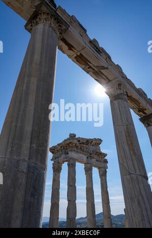Bergama, Türkei. Mai 2024. Die Ausgrabungsstätte von Pergamon mit dem Trajaneum. Quelle: Jens Kalaene/dpa/Alamy Live News Stockfoto