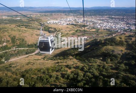 Bergama, Türkei. Mai 2024. Eine Seilbahn führt zur Ausgrabungsstätte von Pergamon. Quelle: Jens Kalaene/dpa/Alamy Live News Stockfoto