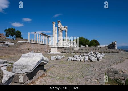 Bergama, Türkei. Mai 2024. Die Ausgrabungsstätte von Pergamon mit dem Trajaneum. Quelle: Jens Kalaene/dpa/Alamy Live News Stockfoto