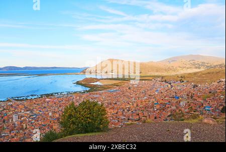 Atemberaubender Blick aus der Vogelperspektive auf den Titicacasee, den höchsten schiffbaren See der Welt vom Condor Hill Aussichtspunkt in Puno, Peru, Südamerika Stockfoto