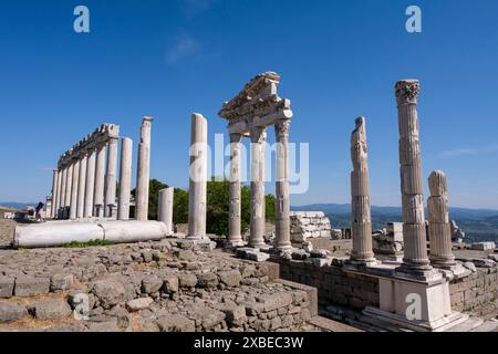 Bergama, Türkei. Mai 2024. Die Ausgrabungsstätte von Pergamon mit dem Trajaneum. Quelle: Jens Kalaene/dpa/Alamy Live News Stockfoto