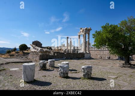 Bergama, Türkei. Mai 2024. Die Ausgrabungsstätte von Pergamon mit dem Trajaneum. Quelle: Jens Kalaene/dpa/Alamy Live News Stockfoto
