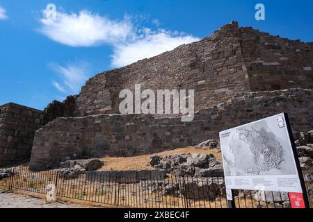 Bergama, Türkei. Mai 2024. Die Ausgrabungsstelle von Pergamon mit einem Standortplan. Quelle: Jens Kalaene/dpa/Alamy Live News Stockfoto