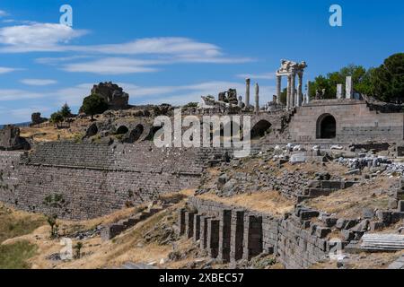Bergama, Türkei. Mai 2024. Die Ausgrabungsstätte von Pergamon mit dem Trajaneum. Quelle: Jens Kalaene/dpa/Alamy Live News Stockfoto
