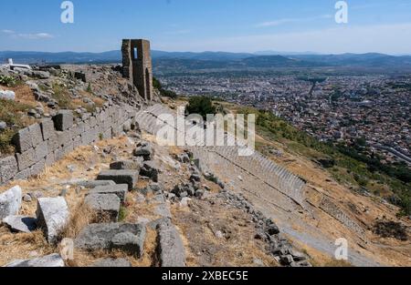 Bergama, Türkei. Mai 2024. Die Ausgrabungsstätte von Pergamon mit dem Hang Theater Credit: Jens Kalaene/dpa/Alamy Live News Stockfoto