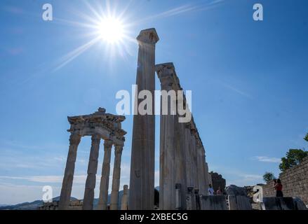 Bergama, Türkei. Mai 2024. Die Ausgrabungsstätte von Pergamon mit dem Trajaneum. Quelle: Jens Kalaene/dpa/Alamy Live News Stockfoto