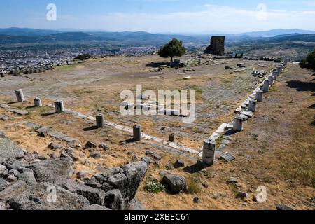 Bergama, Türkei. Mai 2024. Die Ausgrabungsstätte von Pergamon mit dem Platz, auf dem das Heiligtum von Athena und der Pergamonaltar standen, der Zeus und Athena gewidmet war, dessen Reliefs mit Genehmigung der osmanischen Regierung nach Berlin gebracht wurden, wo 1907 das erste Pergamonmuseum für sie eröffnet wurde. Die Überreste des Pergamonfrisches sind im Berliner Pergamonmuseum zu sehen, wo die seinerzeit nach Deutschland gebrachten Friesplatten in einer Teilrekonstruktion des Pergamonaltars angebracht sind. Quelle: Jens Kalaene/dpa/Alamy Live News Stockfoto