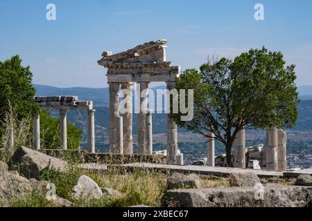 Bergama, Türkei. Mai 2024. Die Ausgrabungsstätte von Pergamon mit dem Trajaneum. Quelle: Jens Kalaene/dpa/Alamy Live News Stockfoto