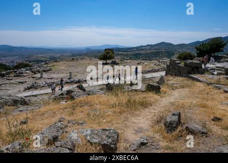 Bergama, Türkei. Mai 2024. Die Ausgrabungsstätte von Pergamon mit dem Trajaneum. Quelle: Jens Kalaene/dpa/Alamy Live News Stockfoto