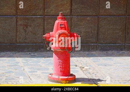 Roter Hydrant auf dem Bürgersteig der Stadt Peru, Südamerika Stockfoto