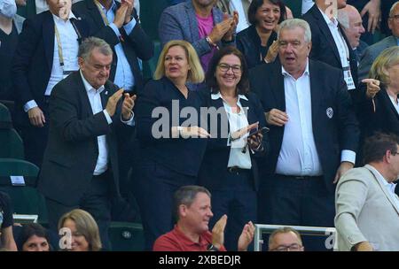 Herbert Reul (Innenminister von NRW), Nancy Faeser (Bundesministerin des Innern), Heike Ullrich (DFB Generalsekretärin) im Freundschaftsspiel DEUTSCHLAND - GRIECHENLAND 2-1 in Vorbereitung auf die Europameisterschaft 2024 am 3. Juni 2024 in Nürnberg. Fotograf: Peter Schatz Stockfoto