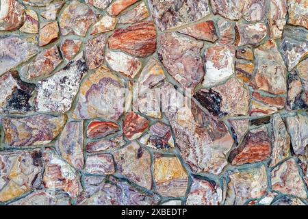 Das abstrakte Detail der dekorativen Steinmauer an einem alten Gebäude Stockfoto