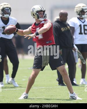 Metairie, Usa. Juni 2024. Der New Orleans Saints Quarterback Derek Carr (4) versucht am Dienstag, den 11. Juni 2024, einen Pass im Ochsner Sports Performance Center in Metairie, Louisiana. (Foto: Peter G. Forest/SipaUSA) Credit: SIPA USA/Alamy Live News Stockfoto