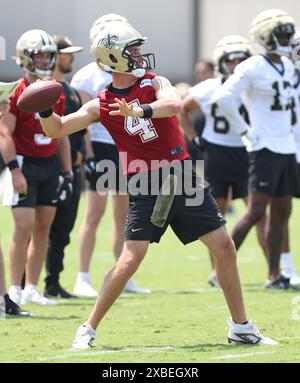 Metairie, Usa. Juni 2024. Der New Orleans Saints Quarterback Derek Carr (4) versucht am Dienstag, den 11. Juni 2024, einen Pass im Ochsner Sports Performance Center in Metairie, Louisiana. (Foto: Peter G. Forest/SipaUSA) Credit: SIPA USA/Alamy Live News Stockfoto