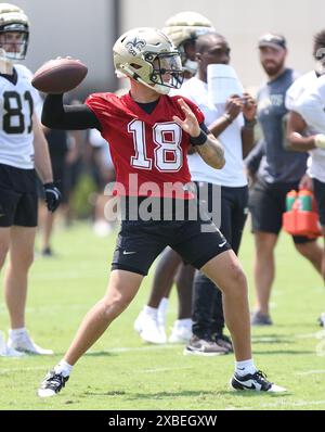 Metairie, Usa. Juni 2024. Der New Orleans Saints Quarterback Spencer Rattler (18) versucht am Dienstag, den 11. Juni 2024, einen Pass am ersten Tag der obligatorischen Minicamp-Aktivitäten im Ochsner Sports Performance Center in Metairie, Louisiana. (Foto: Peter G. Forest/SipaUSA) Credit: SIPA USA/Alamy Live News Stockfoto