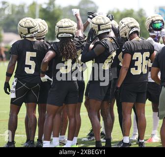 Metairie, Usa. Juni 2024. Die Defensive Backs der New Orleans Saints drängen sich am ersten Tag der obligatorischen Minicamp-Aktivitäten im Ochsner Sports Performance Center in Metairie, Louisiana, am Dienstag, den 11. Juni 2024. (Foto: Peter G. Forest/SipaUSA) Credit: SIPA USA/Alamy Live News Stockfoto