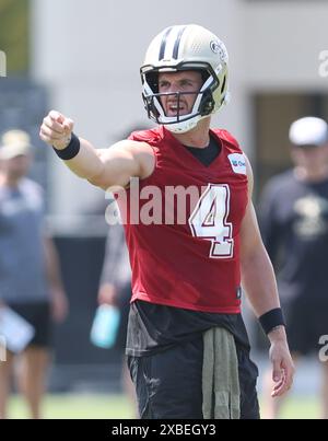 Metairie, Usa. Juni 2024. Der New Orleans Saints Quarterback Derek Carr (4) leitet die Empfänger während des ersten Tages der obligatorischen Minicamp-Aktivitäten im Ochsner Sports Performance Center in Metairie, Louisiana, am Dienstag, den 11. Juni 2024. (Foto: Peter G. Forest/SipaUSA) Credit: SIPA USA/Alamy Live News Stockfoto