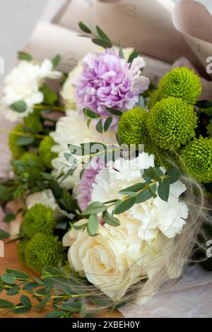 Nahaufnahme Blumenstrauß-Arrangement. Wunderschöne Blumen auf dem Tisch drinnen. Stockfoto