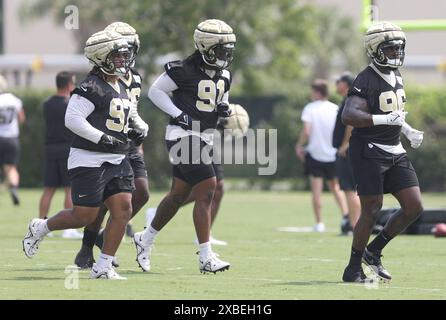 Metairie, Usa. Juni 2024. Mitglieder der New Orleans Saints Defensive Line laufen am Dienstag, den 11. Juni 2024, zu ihrem Bahnhof während des ersten Tages der obligatorischen Minicamp-Aktivitäten im Ochsner Sports Performance Center in Metairie, Louisiana. (Foto: Peter G. Forest/SipaUSA) Credit: SIPA USA/Alamy Live News Stockfoto