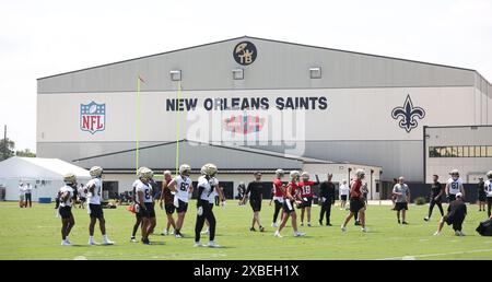 Metairie, Usa. Juni 2024. Die New Orleans Saints nehmen am Dienstag, den 11. Juni 2024, am ersten Tag der obligatorischen Minicamp-Aktivitäten im Ochsner Sports Performance Center in Metairie, Louisiana, Teil. (Foto: Peter G. Forest/SipaUSA) Credit: SIPA USA/Alamy Live News Stockfoto