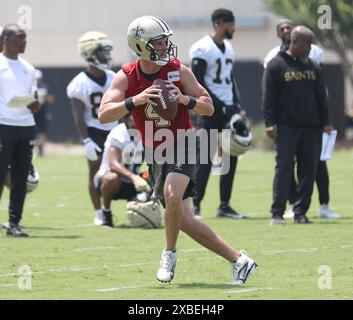 Metairie, Usa. Juni 2024. Der Quarterback Derek Carr (4) der New Orleans Saints fällt am ersten Tag der obligatorischen Minicamp-Aktivitäten im Ochsner Sports Performance Center in Metairie, Louisiana am Dienstag, den 11. Juni 2024 zurück. (Foto: Peter G. Forest/SipaUSA) Credit: SIPA USA/Alamy Live News Stockfoto