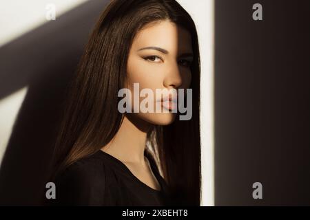 Eine junge Frau genießt Sonnenlicht in einer modernen Umgebung Stockfoto