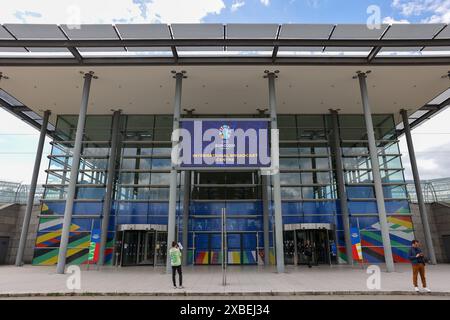 Leipzig, Deutschland. Juni 2024. Fußball: Europameisterschaft, UEFA, Ansicht des Internationalen Rundfunkzentrums. Das Weltsignal für das Fernsehen wird hier in der Leipziger Ausstellungshalle für die Fußball-Europameisterschaft produziert, die am Freitag (14.06.) beginnt. Quelle: Jan Woitas/dpa/Alamy Live News Stockfoto