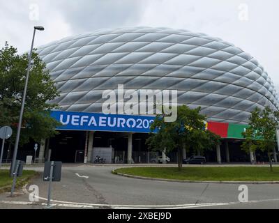 München, Deutschland. Juni 2024. Allianz Arena vor dem Start der Fußball-UEFA-Europameisterschaft 2024 in Deutschland, Saison 2023/2024, am 12. Juni 2024 in München. Fotograf: ddp Images/STAR-Images Credit: ddp Media GmbH/Alamy Live News Stockfoto