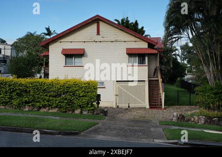 Vorstädtisches Nachkriegswetterhaus mit modernisierten Aluminium-Schiebefenstern und Markisen, ansonsten weitgehend original Stockfoto