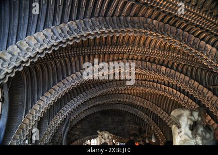 Gruyeres, Schweiz - 27. Januar. 2023: Die grotesken Innenräume des Cafés HR Giger Bar im Schloss Gruyeres in der Schweiz Stockfoto