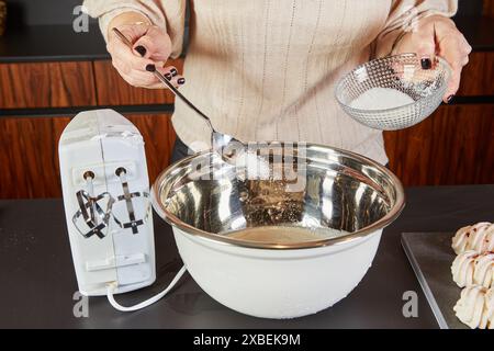 Der Küchenchef peitscht Egg Whites zum Meringue. Stockfoto
